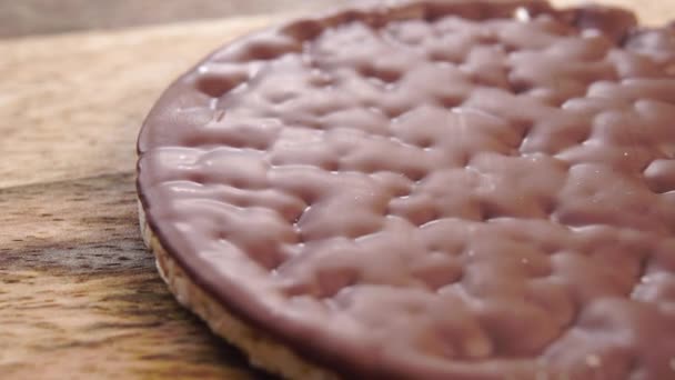 Textura Bolo Arroz Chocolate Uma Placa Texturizada Macro Dolly Atirou — Vídeo de Stock