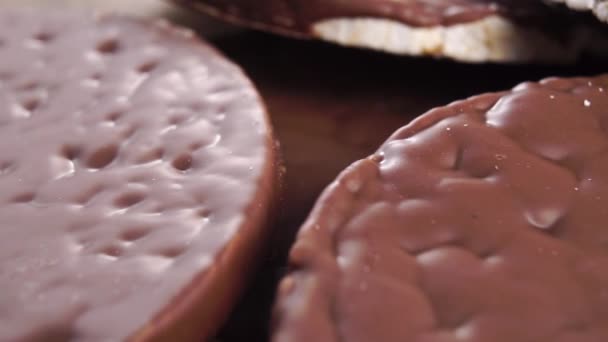 Haufen Knuspriger Schokoladenreis Knäckebrot Makro Dolly Erschossen Ernährungskonzept Für Gesunde — Stockvideo