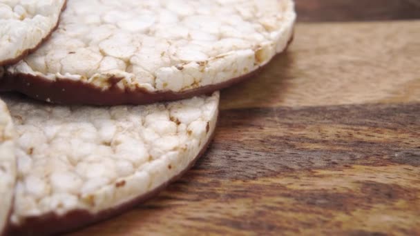 Φουσκωμένο Ψωμί Ρυζιού Σοκολάτα Ξύλινη Επιφάνεια Μακρο Σουτ Ντόλι — Αρχείο Βίντεο
