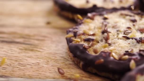 在自制燕麦片巧克力曲奇饼上撒上亚麻和奇亚种子 动作缓慢 多莉开枪了健康饮食概念 — 图库视频影像