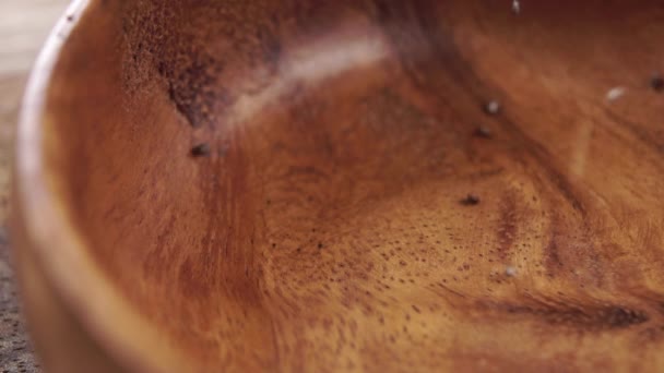Rustykalny Widok Makro Spadające Nasiona Chia Drewnianej Misce Koncepcja Superjedzenia — Wideo stockowe