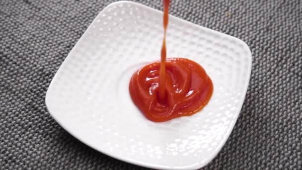 Saus Tomat Merah Segar Dituangkan Dalam Piring Pada Jute Kain — Stok Video
