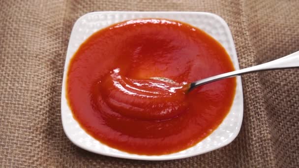 素朴なバラップの上にソーサーにスプーンで新鮮な赤トマトソースを攪拌を閉じます スローモーション イタリア野菜調味料の試験 — ストック動画