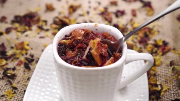 Preparazione Tisane Floreali Frutta Calda Una Tazza Bianca Una Tela — Video Stock