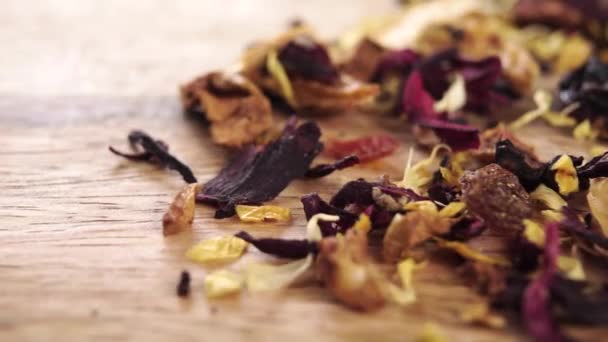 Bio Kräuterfruchtblütentee Auf Einer Holzoberfläche Trockene Kräuter Blütenblätter Und Stücke — Stockvideo