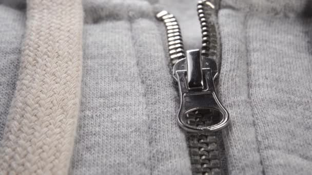 Metallreißverschluss Eines Grauen Textil Sport Sweatshirts Großaufnahme Dolly Erschossen Freizeitkleidung — Stockvideo