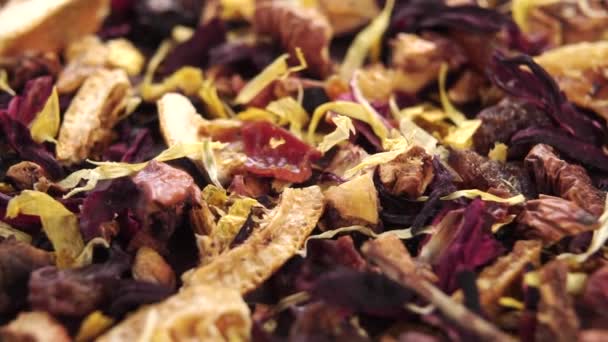 Szerves Gyümölcsvirág Tea Egy Felületen Falling Száraz Gyógynövények Szirmok Darabok — Stock videók