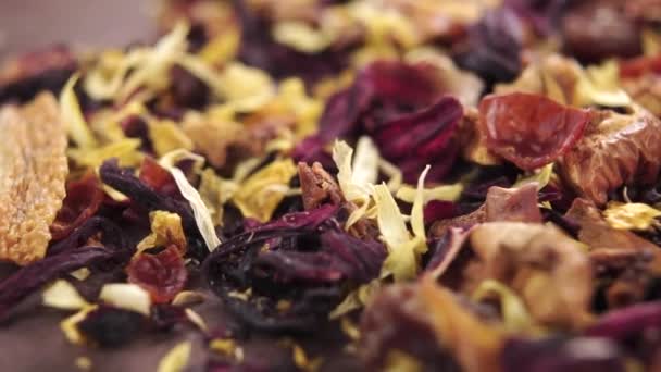Suche Listowie Płatki Kwiatowej Ziołowej Naturalnej Herbaty Drewnianej Powierzchni Kawałkami — Wideo stockowe