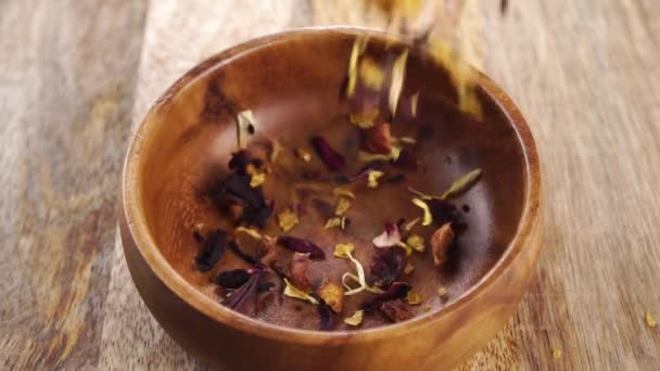Szerves Gyümölcsvirág Tea Egy Felületen Zuhanó Száraz Gyógynövények Szirmok Darabok — Stock videók