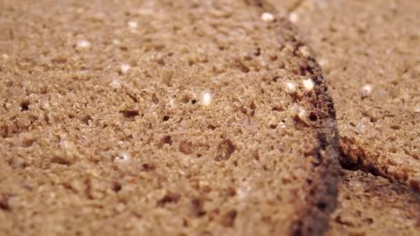 将新鲜的全麦黑麦黑麦有机面包切成片 并配以面包皮 早餐麦片 — 图库视频影像