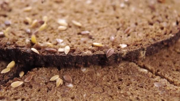 Насіння Льону Чіа Падає Нарізані Житні Цілі Зерна Сільського Хліба — стокове відео