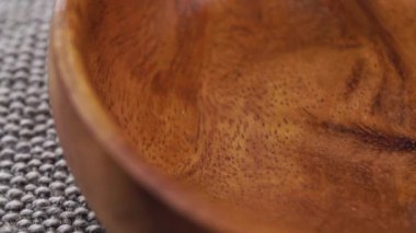 Patlamış kuru amaranth yosun bezinin üzerinde ağır çekimde kırsal ahşap bir kaba düşer. Şişirilmiş psödocereal tahıllar. Makro