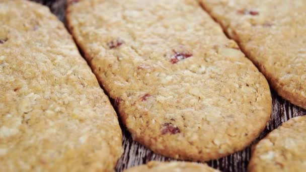 Biscoitos Aveia Com Cranberries Empilhados Tabuleiro Fecha Rotação — Vídeo de Stock