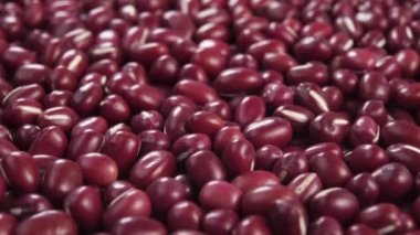 Kırmızı adzuki ya da azuki fasulyesi. Kırsal ahşap desenli yüzeyde pişmemiş kuru baklagiller. Makro. Geleneksel Japon yemekleri. Dolly vurdu.