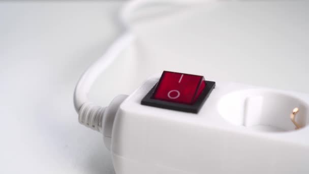 手指按下白色电源带的红色按钮开关 靠近点15 电力供应概念 打开延长线 — 图库视频影像