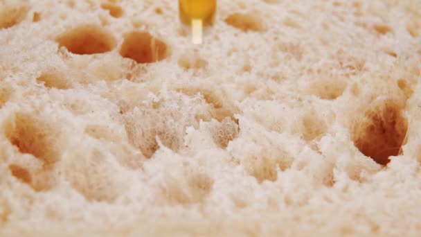 Honig Ergießt Sich Zeitlupe Auf Frisches Poröses Brot Kochen Süße — Stockvideo