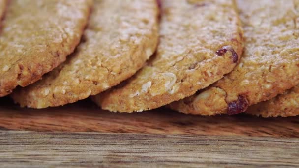 Biscoitos Aveia Frescos Com Cranberries São Empilhados Uma Superfície Madeira — Vídeo de Stock