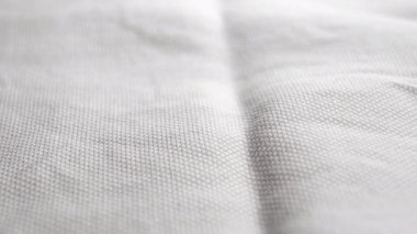 Buruşuk kumaş dokusu. Sentetik kırışık tuval. Makro. Dolly vurdu. Katlamayı kapat