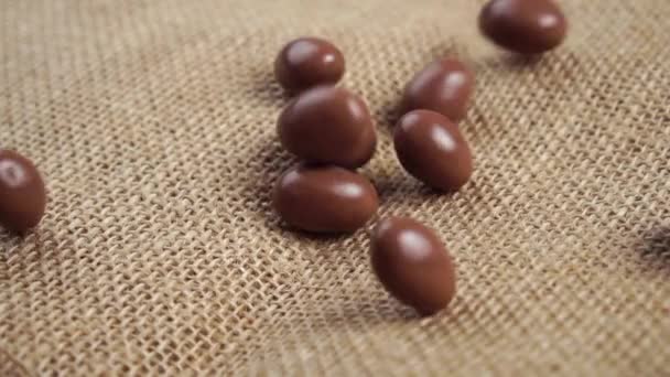 Čokoládové Glazované Pistáciové Ořechy Padají Hromadu Rustikální Drsné Lopatce Sladké — Stock video