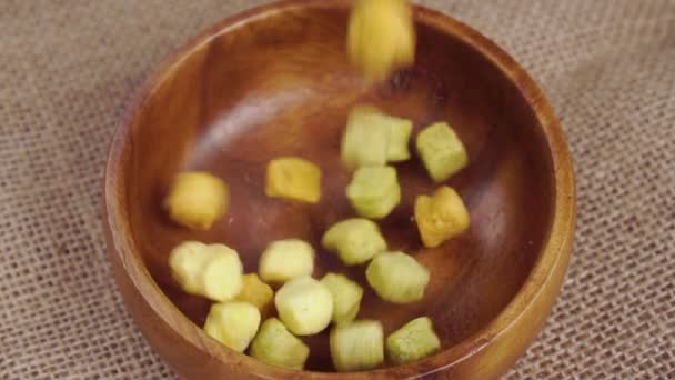 Zeleninové Kostky Bylinkami Sušenými Rostlinami Které Pomalu Padají Dřevěné Mísy — Stock video
