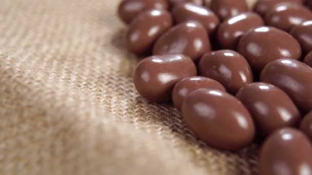 Palle Smaltate Cioccolato Immerse Una Rustica Tela Ruvida Dolci Caramelle — Video Stock