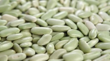 Yeşil verdina fasulyesi yakın. Yavaş çekimde düşen kuru baklagiller. Döndürme. İspanya 'nın Asturias ve Galiçya' nın geleneksel yemekleri
