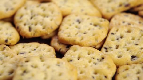 Biscoitos Linhaça Crocantes Salgados Caem Monte Câmera Lenta Macro Rotação — Vídeo de Stock