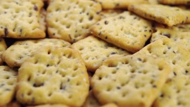 Grão Salgado Biscoitos Crocantes Com Sementes Linho Rotação Macro — Vídeo de Stock