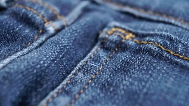 Blaue Trendige Jeanstasche Mit Nähten Und Orangefarbenen Fadennähten Lässige Urbane — Stockvideo