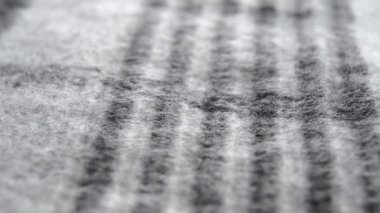 Yumuşak gri, tüylü ekoseli, çizgili desen. Makro. Dolly vurdu.