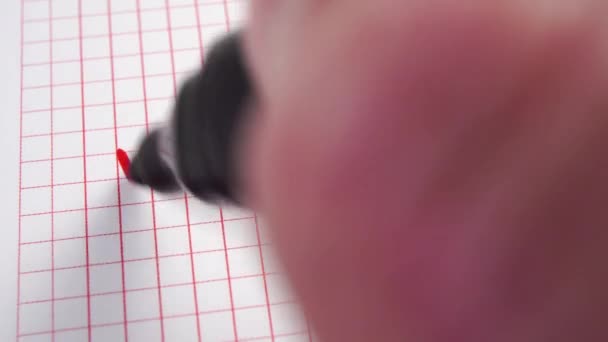 Kağıt Bir Defterde Kırmızı Keçeli Kalemle Yardım Edin Yazıyor Sos — Stok video