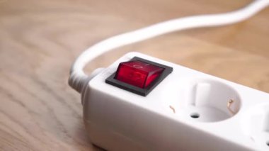 Kırmızı düğmeye yakın basarak elektrik kablosunu kesmek. Elektrik aşırı yükleme ve enerji kapatma kavramı