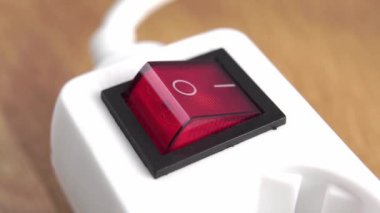 Beyaz güç şeridinin kırmızı düğmesine basarak elektrik kaynağını kapat. Yakın plan. Tasarruf kavramı. Elektrik aşırı yükleme fikri