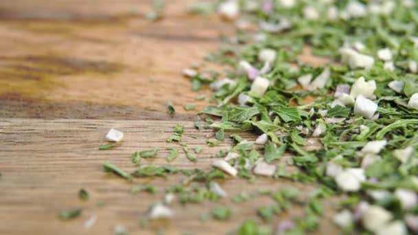 干切碎的欧芹叶和大蒜 在木制表面上的调味料是香料干的 多莉开枪了巴巴多斯的食物概念 — 图库视频影像