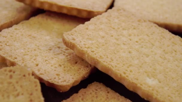 质感新鲜的小面包饼干特写 旋转缓慢 甜饼干 — 图库视频影像