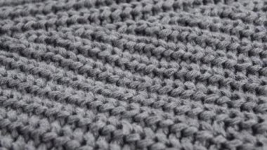 Sıcak bir kazağın yünlü gri yüzeyi. Makro. Yavaş döndürme