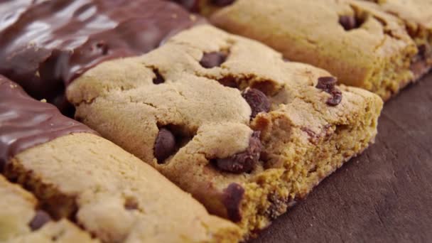 Biscoitos Chocolate Uma Superfície Madeira Macro Rotação Lenta — Vídeo de Stock
