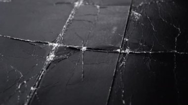 Pis kıvrımları ve kırışıklıkları olan siyah kağıt dokusu. Eski, katlanmış karton. Makro. Yavaş döndürme