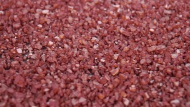 Kızıl Hawaii tuz kristalleri. Makro. Yavaş dönüş. Deniz kabuğu bileşeni