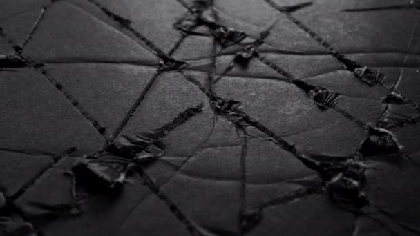 Černý Poškrábaný Potrhaný Papír Abstraktní Poškozený Povrch Makro Pomalá Rotace — Stock video