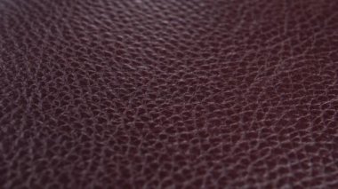 Yapay kahverengi deri desenli yüzey. Makro. Yavaş döndürme