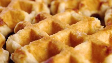 Belçika usulü yumuşak waffle. Makro. Yavaş dönüş. Liege kahvaltı pastalı tatlı