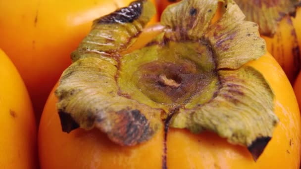 Fruta Madura Caqui Con Hoja Seca Cerca Macro Rotación Lenta — Vídeos de Stock