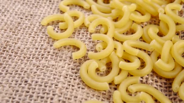Pasta Gobetti Amarillo Seco Sobre Una Arpillera Áspera Rústica Comida — Vídeo de stock