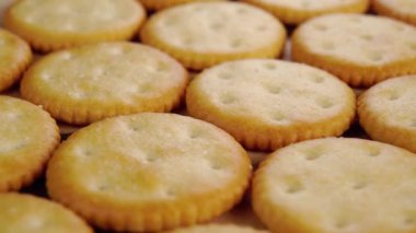 Kuru, çıtır kraker. İnce yuvarlak kurabiyeler. Makro. Yavaş döndürme