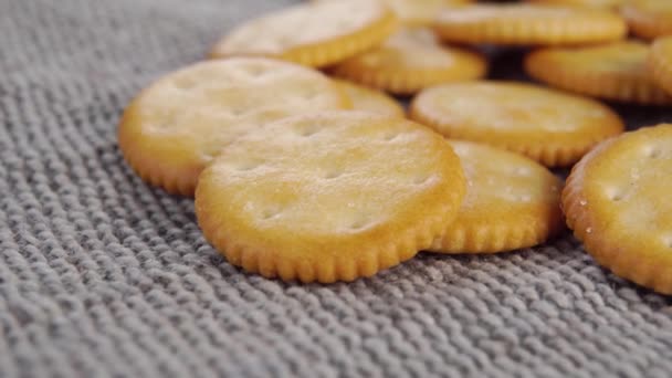 Galletas Crujientes Redondas Sobre Gris Áspero Paño Yute Rústico Macro — Vídeos de Stock