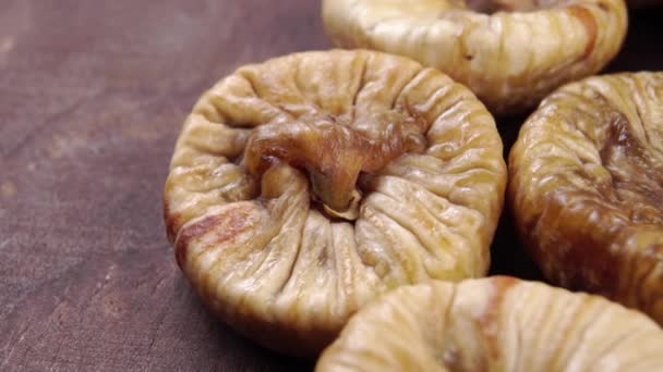 美味的干无花果放在褐色的木桌上 旋转缓慢 健康食品概念 — 图库视频影像