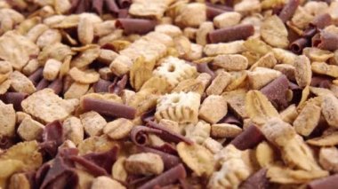 Dekoratif lezzetli çikolata bukleleri ve kurabiyeler. Makro. Yavaş toplama