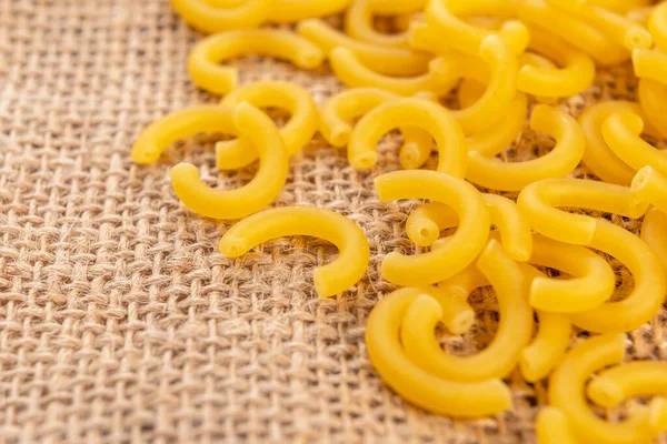 Pasta Gobetti Amarillo Seco Sobre Una Arpillera Áspera Rústica Comida —  Fotos de Stock