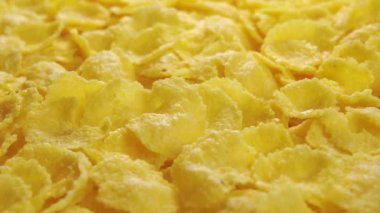 Pişmemiş mısır gevreği. Kuru gevrek gevrekli kahvaltı. Makro. Döndürme